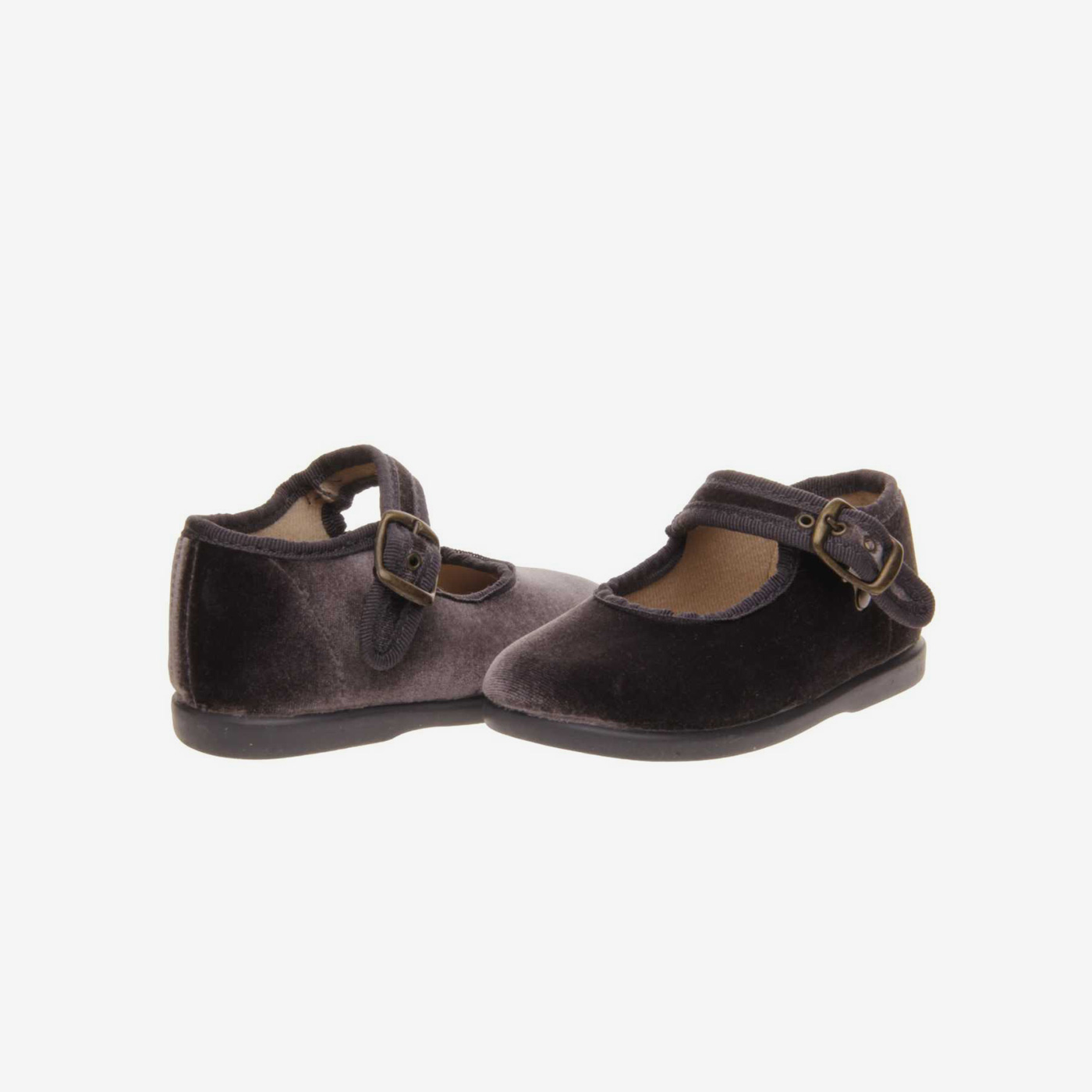 Mercedes niña en serraje gris con hebilla.