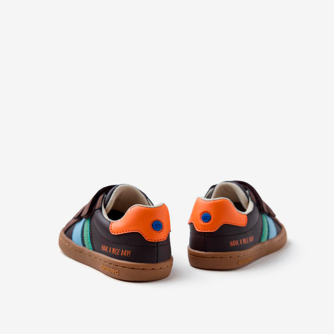 Zapatillas respetuosa urabanas retro marrón, de Gioseppo