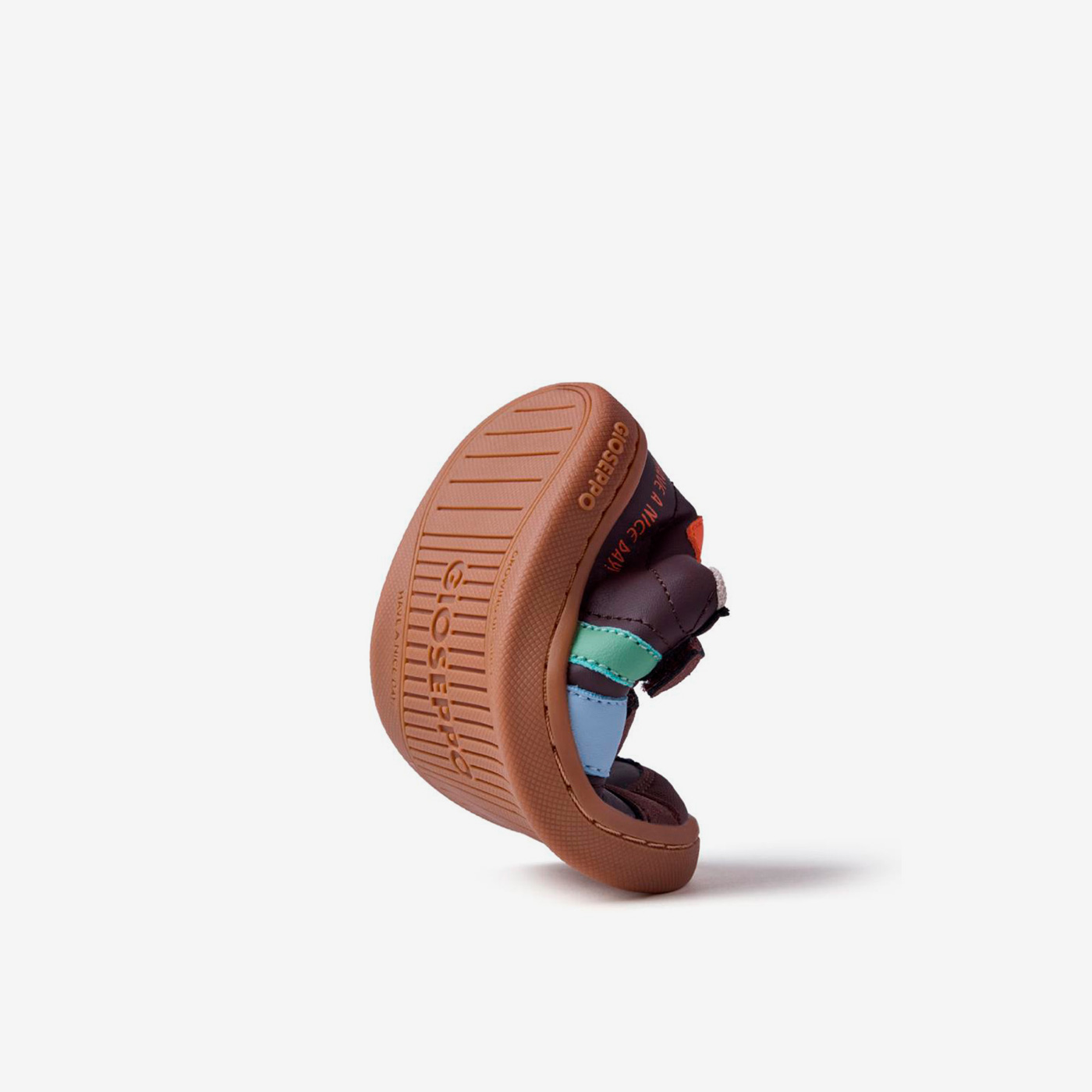 Zapatillas respetuosa urabanas retro marrón, de Gioseppo