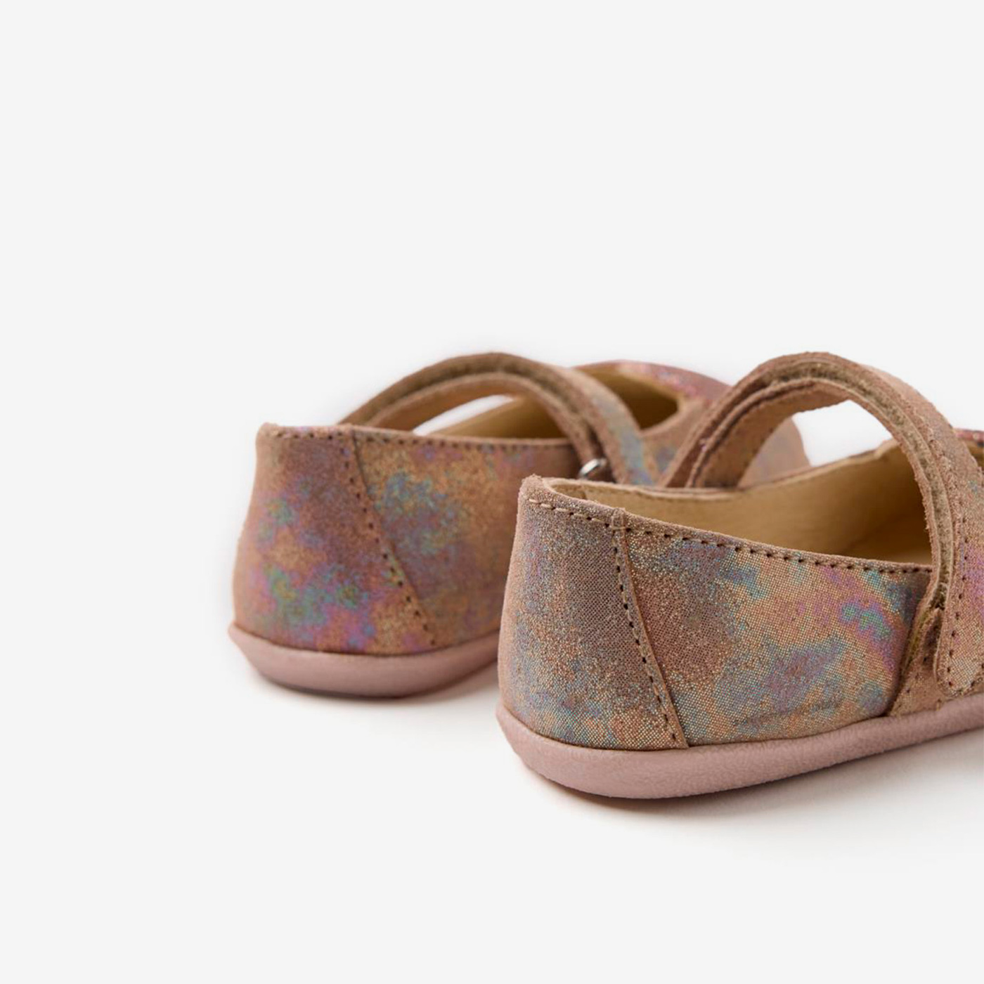 Mercedita respetuosa dorada de Gioseppo, con corazón decorativo