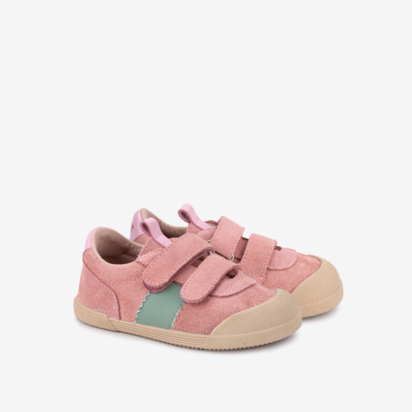 Zapatillas respetuosas Igor rosa ante niña | Comodidad y autonomía para cada paso