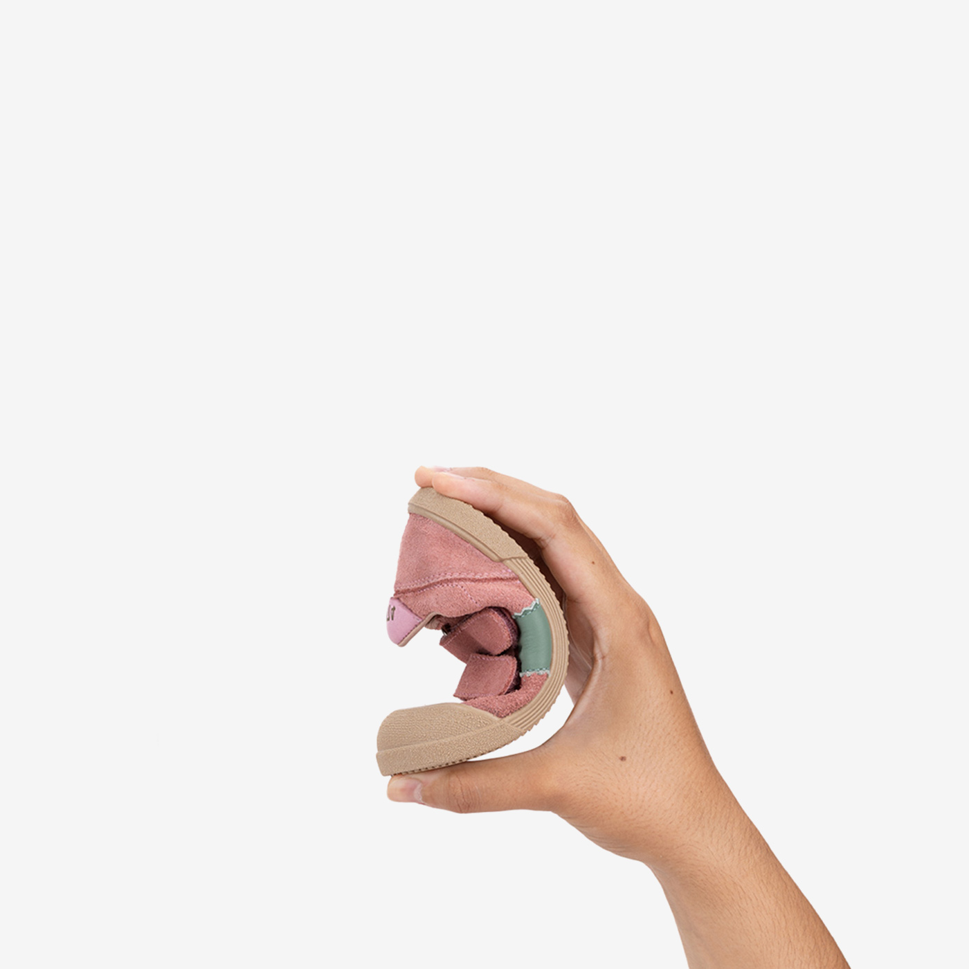 Zapatillas respetuosas Igor rosa ante niña | Comodidad y autonomía para cada paso